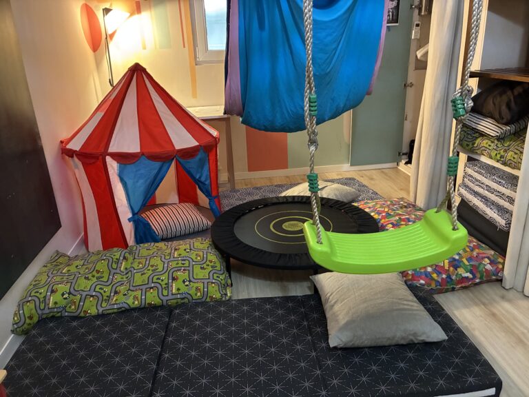 Columpio-hamaca, mini-trampolín y tienda de juego en la sala de integración sensorial de Awen