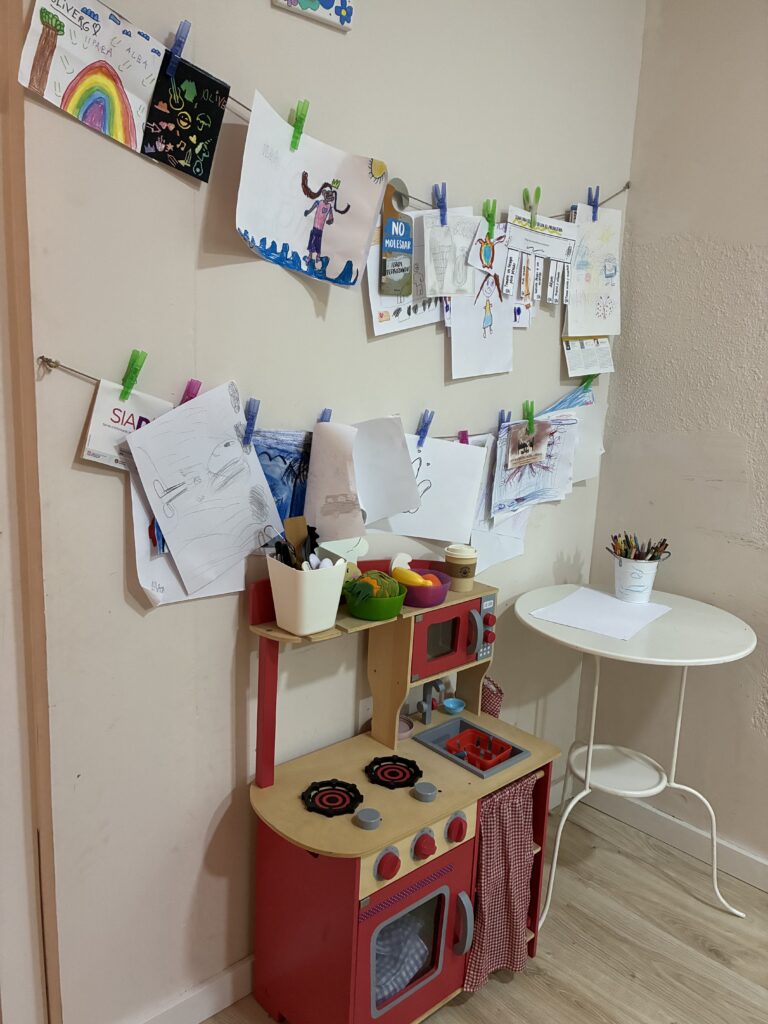 Rincón de dibujos y cocina de juego simbólico