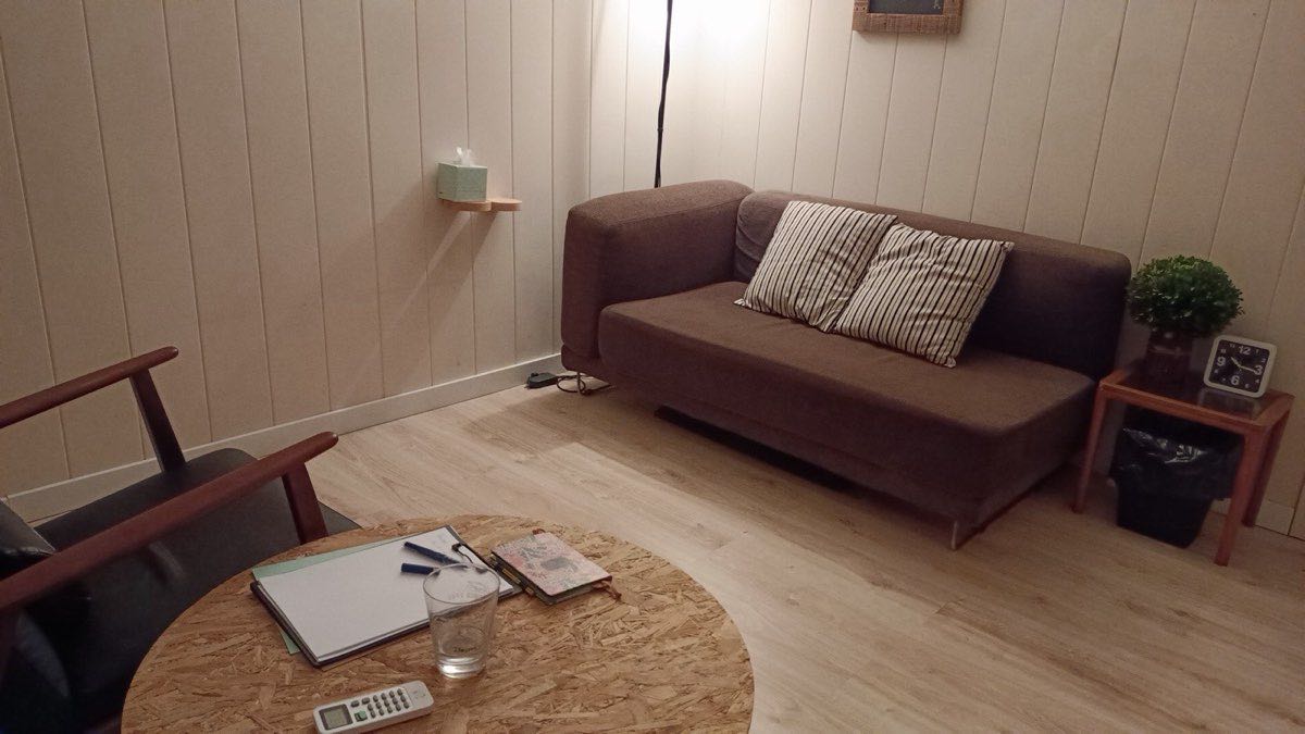 Sala de terapia para adultos de Awen Psicología en El Prat